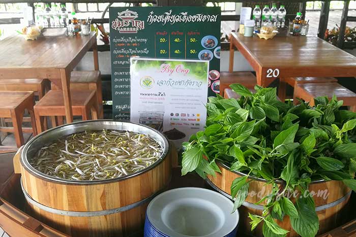 ก๋วยเตี๋ยวเรือ ชมราณ กรุงเทพ