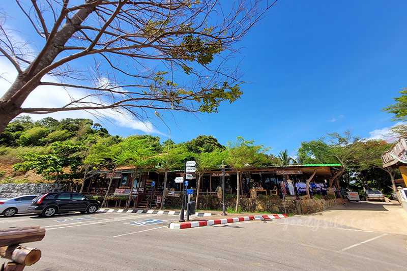 แวะจุดชมวิวเนินนางพญา และทานมื้อกลางวันที่ร้านภูเลจันท์ ซีฟู๊ด