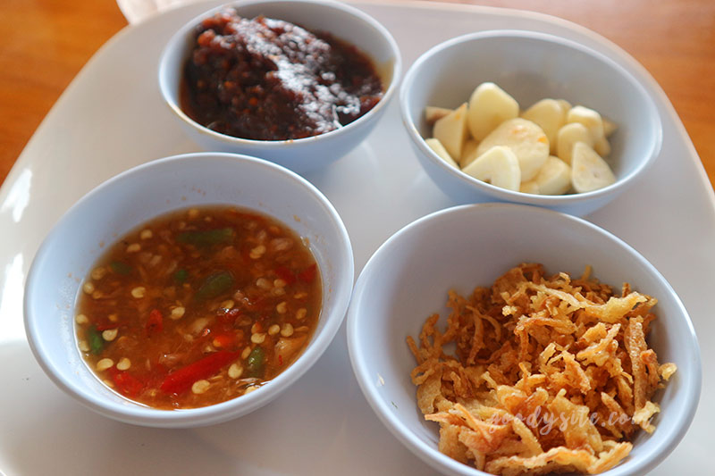 แวะจุดชมวิวเนินนางพญา และทานมื้อกลางวันที่ร้านภูเลจันท์ ซีฟู๊ด