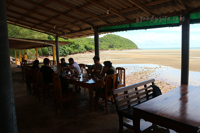 แวะจุดชมวิวเนินนางพญา และทานมื้อกลางวันที่ร้านภูเลจันท์ ซีฟู๊ด