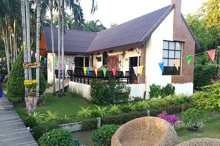 ร้านอาหารชมนา บาร์แอนด์เทอเรส รามคำแหง 211