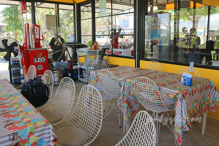 ร้านส้มตำผู้ชายขายหอย และร้าน สามชุก คอทเทจ สุพรรณบุรี
