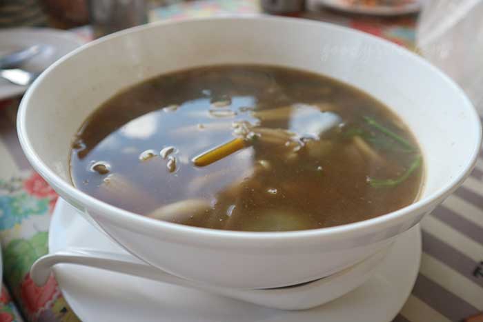 ร้านส้มตำผู้ชายขายหอย และร้าน สามชุก คอทเทจ สุพรรณบุรี