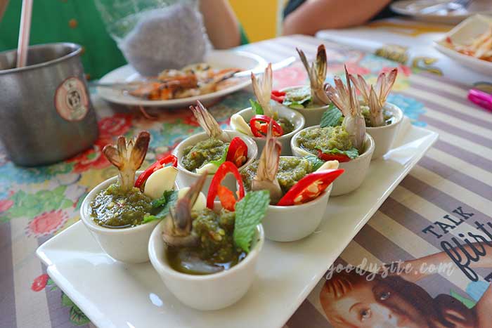 ร้านส้มตำผู้ชายขายหอย และร้าน สามชุก คอทเทจ สุพรรณบุรี