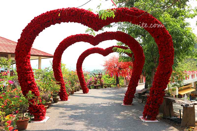 วัดเขาตะแบก จังหวัดชลบุรี วิวสวย มีสกายวอล์ก