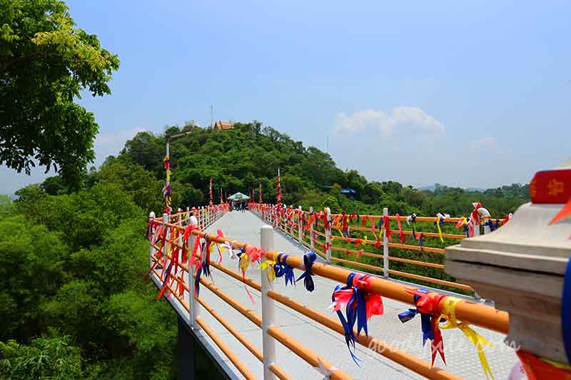 วัดเขาตะแบก จังหวัดชลบุรี วิวสวย มีสกายวอล์ก