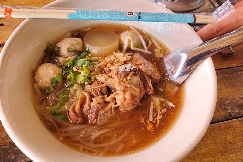 เตี๋ยวริมบ่อ ร่มเกล้า