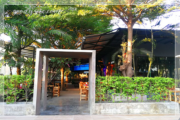 ร้านอาหาร แซ่บมหานคร ถนนเคหะร่มเกล้า