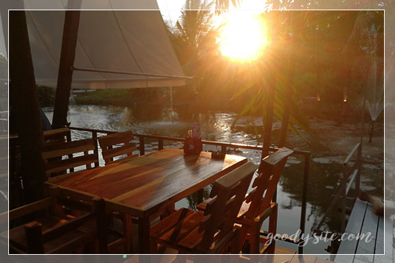 ร้านอาหาร แซ่บมหานคร ถนนเคหะร่มเกล้า