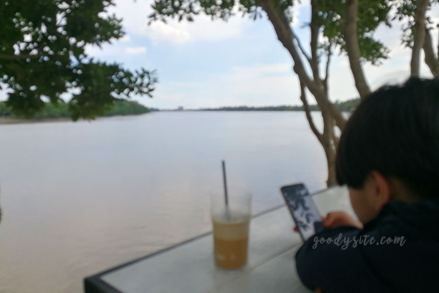 ร้านกาแฟ นาวา เฮ้าส์ คาเฟ่ และร้าน ปูกะเอริเวอร์ไซด์ ฉะเชิงเทรา