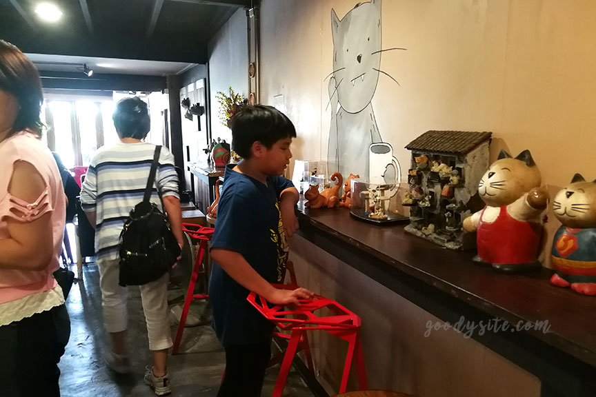 แปดริ้ว 4 Red Cat Cafe ร้านกาแฟสุดชิลที่ตลาดบ้านใหม่ 100 ปี