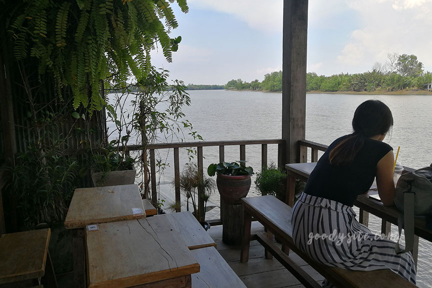 แปดริ้ว 4 Red Cat Cafe ร้านกาแฟสุดชิลที่ตลาดบ้านใหม่ 100 ปี