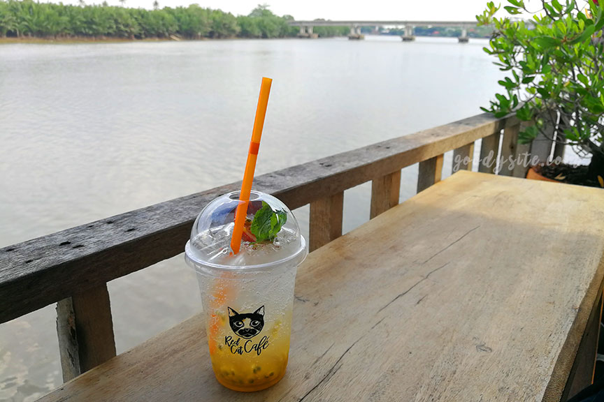 แปดริ้ว 4 Red Cat Cafe ร้านกาแฟสุดชิลที่ตลาดบ้านใหม่ 100 ปี