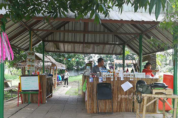 ชะลอม ฟาร์ม คาเฟ่ ร้านชิวๆ ริมบึงน้ำ