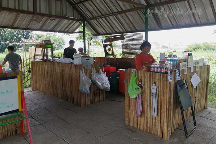 ชะลอม ฟาร์ม คาเฟ่ ร้านชิวๆ ริมบึงน้ำ