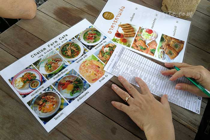 ชะลอม ฟาร์ม คาเฟ่ ร้านชิวๆ ริมบึงน้ำ