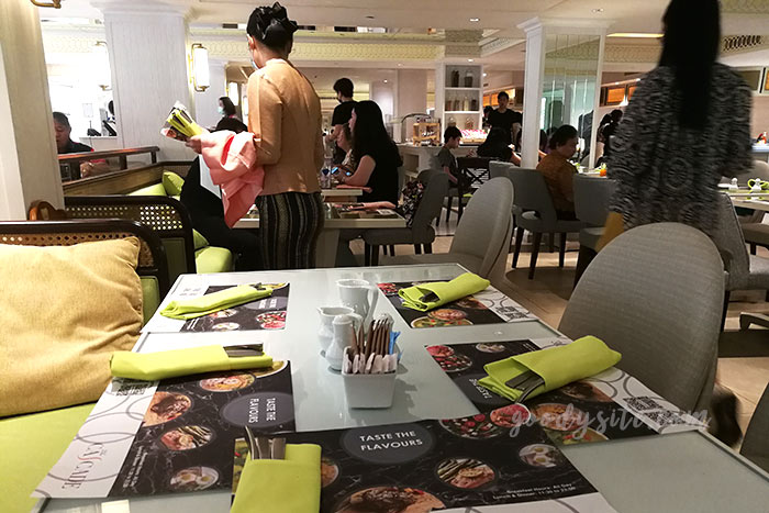 ทำบุญคุณยาย 4 ที่พัก 3 Dusit-Day time