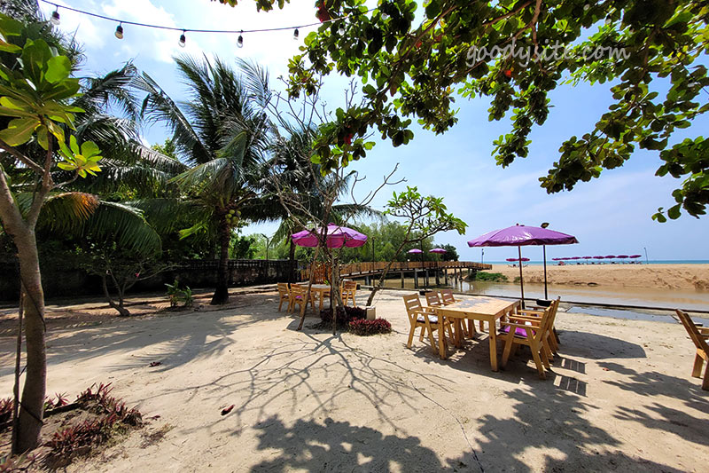 Sea Blue Restaurant ร้านอร่อย ริมทะเลที่นาจอมเทียน