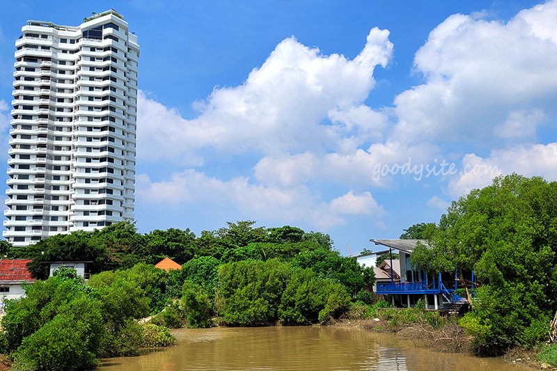 Sea Blue Restaurant ร้านอร่อย ริมทะเลที่นาจอมเทียน