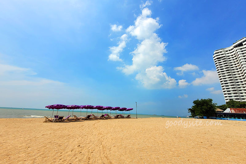 Sea Blue Restaurant ร้านอร่อย ริมทะเลที่นาจอมเทียน
