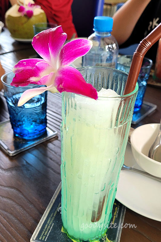 Sea Blue Restaurant ร้านอร่อย ริมทะเลที่นาจอมเทียน