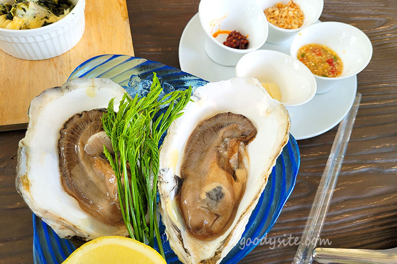 Sea Blue Restaurant ร้านอร่อย ริมทะเลที่นาจอมเทียน