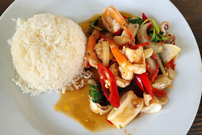 Sea Blue Restaurant ร้านอร่อย ริมทะเลที่นาจอมเทียน