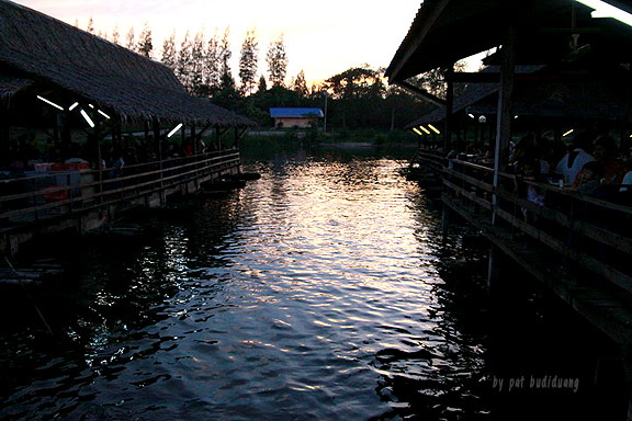 เรือนแพ ฟิชชิ่ง ปาร์ค