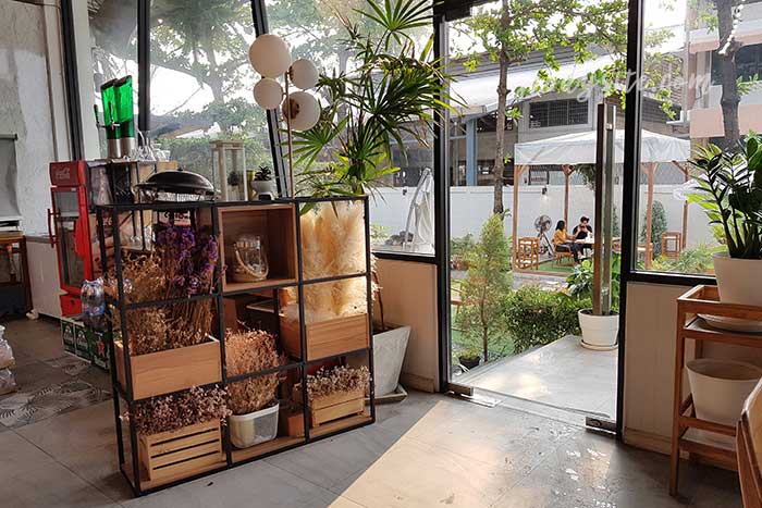 Varvana a Cafe & Bar ลาดกระบัง